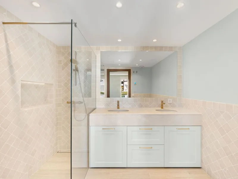 Recently fully renovated to an exceptional standard, this stunning penthouse in Pueblo Arabesque offers a perfect blend of elegance, comfort, and "Al Andaluz" charm. Boasting three spacious bedrooms and three bathrooms—two of which are en-suite—the proper