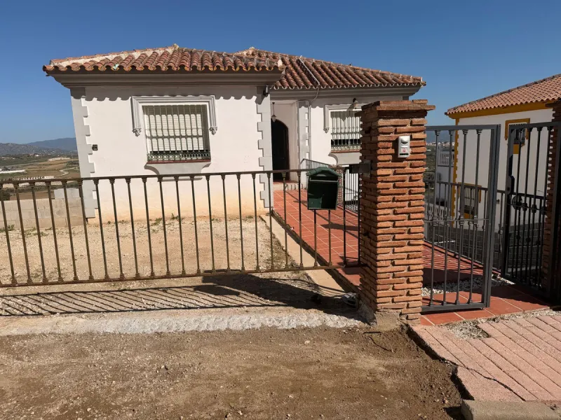 Discover this charming villa located in a peaceful area of Coín, offering beautiful open views and excellent potential to create your ideal home. The property features a private swimming pool and sits in a pleasant setting while still being conveniently c