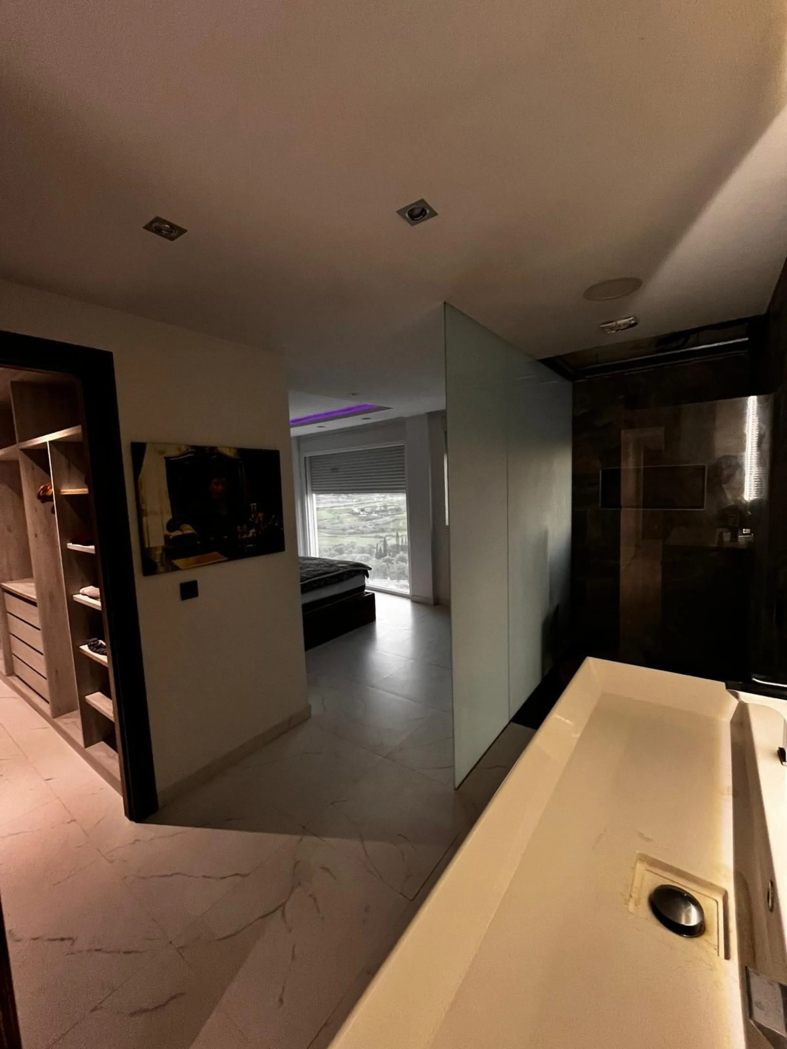 Discover this charming villa located in a peaceful area of Coín, offering beautiful open views and excellent potential to create your ideal home. The property features a private swimming pool and sits in a pleasant setting while still being conveniently c