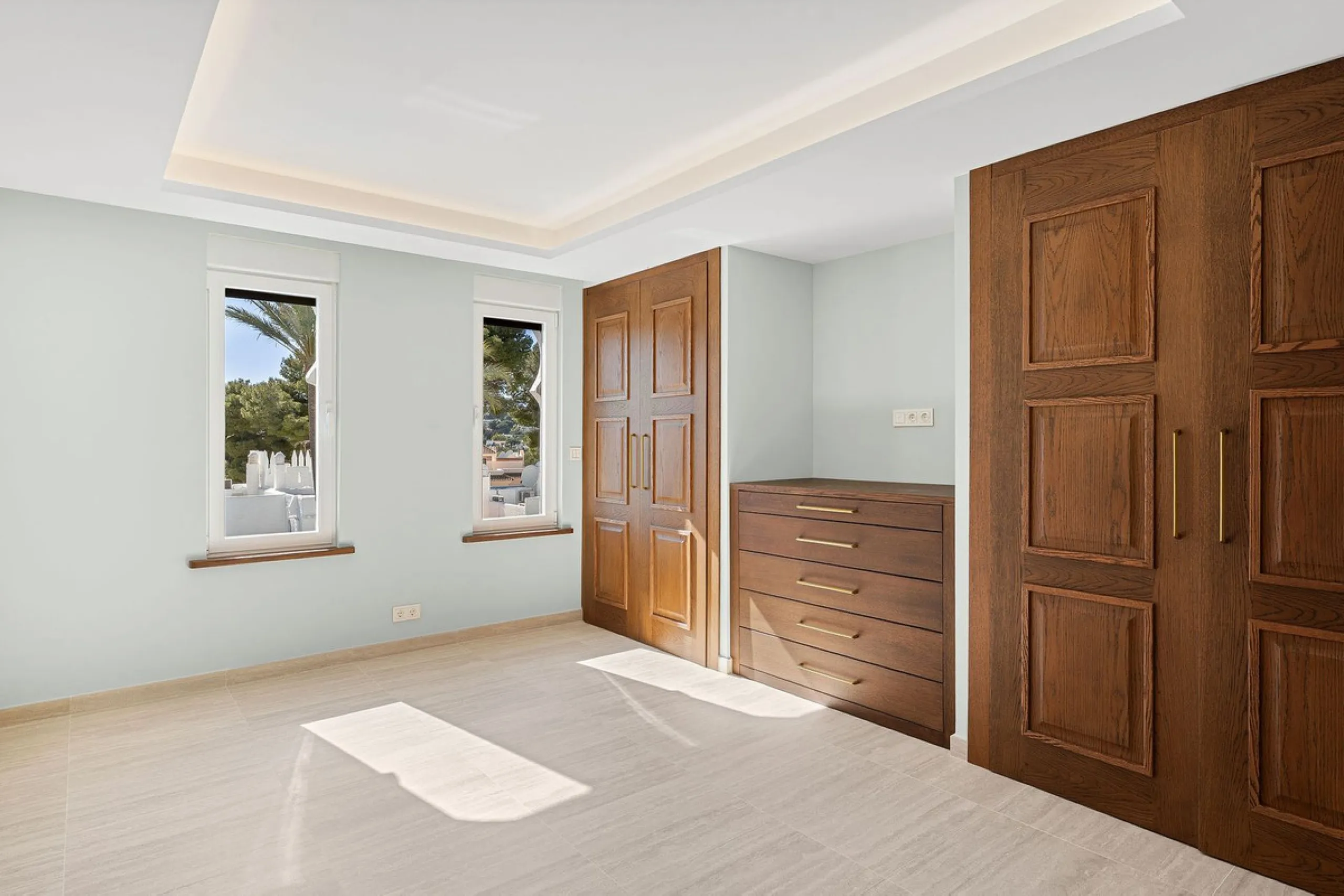 Recently fully renovated to an exceptional standard, this stunning penthouse in Pueblo Arabesque offers a perfect blend of elegance, comfort, and "Al Andaluz" charm. Boasting three spacious bedrooms and three bathrooms—two of which are en-suite—the proper