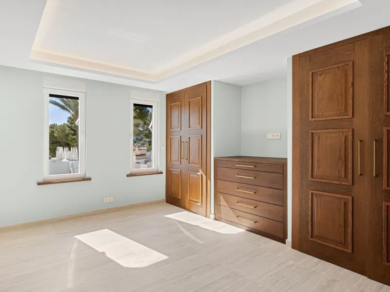 Recently fully renovated to an exceptional standard, this stunning penthouse in Pueblo Arabesque offers a perfect blend of elegance, comfort, and "Al Andaluz" charm. Boasting three spacious bedrooms and three bathrooms—two of which are en-suite—the proper