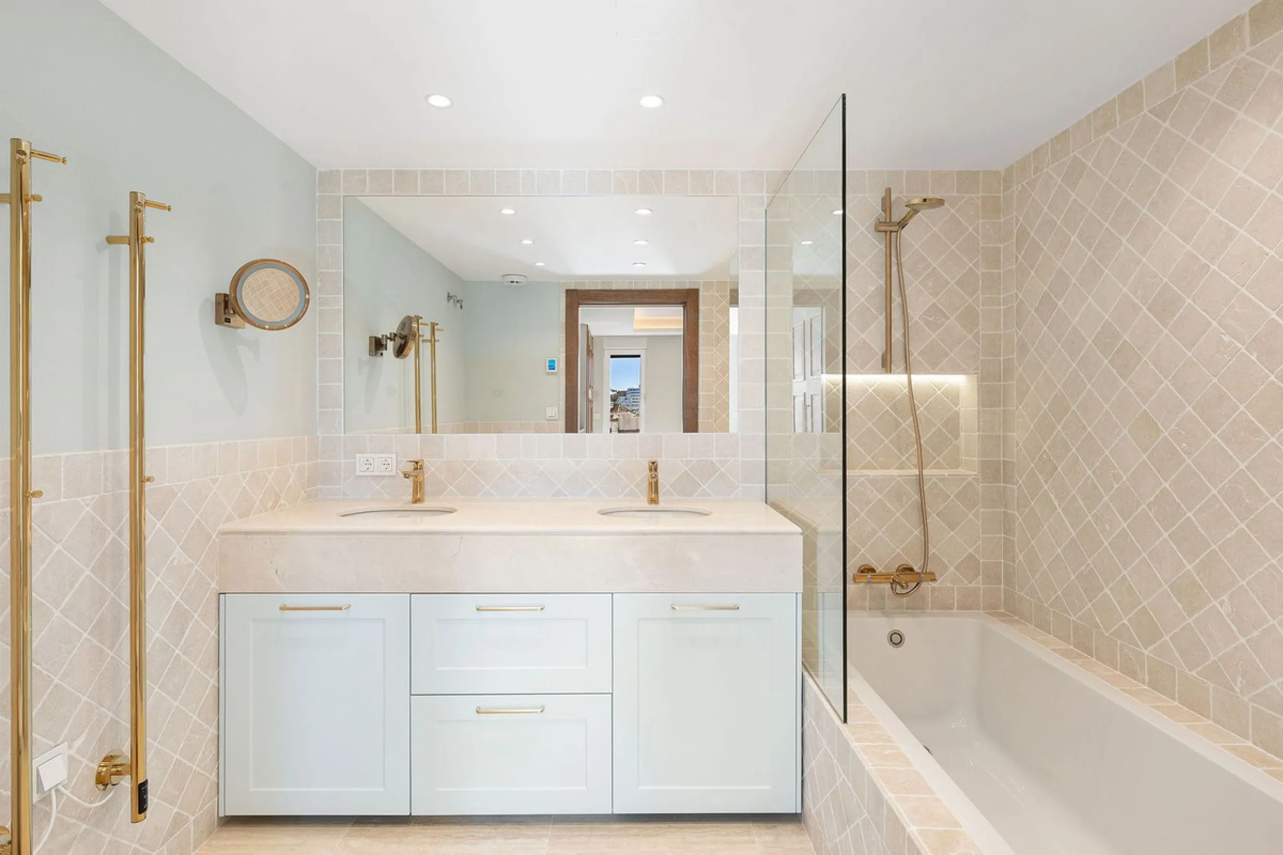 Recently fully renovated to an exceptional standard, this stunning penthouse in Pueblo Arabesque offers a perfect blend of elegance, comfort, and "Al Andaluz" charm. Boasting three spacious bedrooms and three bathrooms—two of which are en-suite—the proper