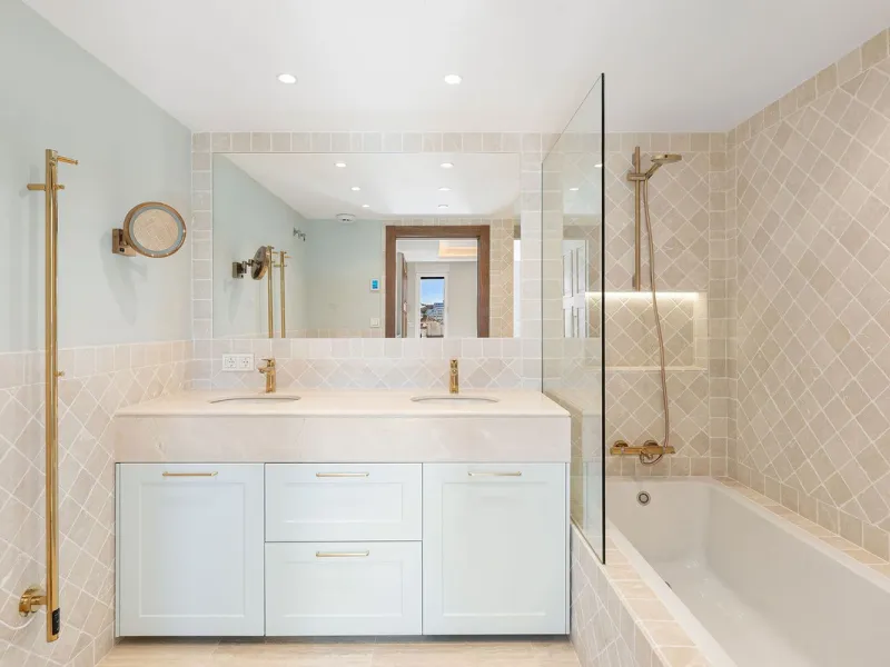 Recently fully renovated to an exceptional standard, this stunning penthouse in Pueblo Arabesque offers a perfect blend of elegance, comfort, and "Al Andaluz" charm. Boasting three spacious bedrooms and three bathrooms—two of which are en-suite—the proper