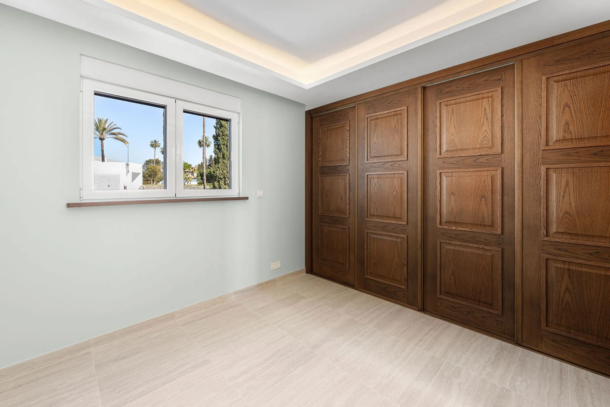 Recently fully renovated to an exceptional standard, this stunning penthouse in Pueblo Arabesque offers a perfect blend of elegance, comfort, and "Al Andaluz" charm. Boasting three spacious bedrooms and three bathrooms—two of which are en-suite—the proper