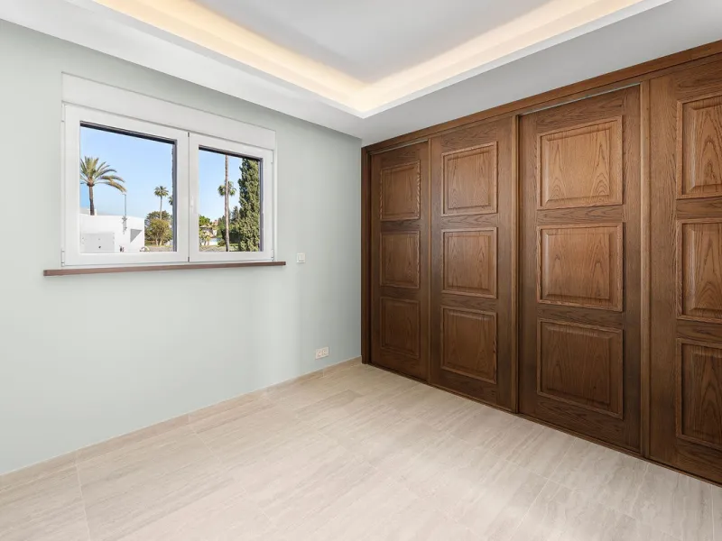 Recently fully renovated to an exceptional standard, this stunning penthouse in Pueblo Arabesque offers a perfect blend of elegance, comfort, and "Al Andaluz" charm. Boasting three spacious bedrooms and three bathrooms—two of which are en-suite—the proper
