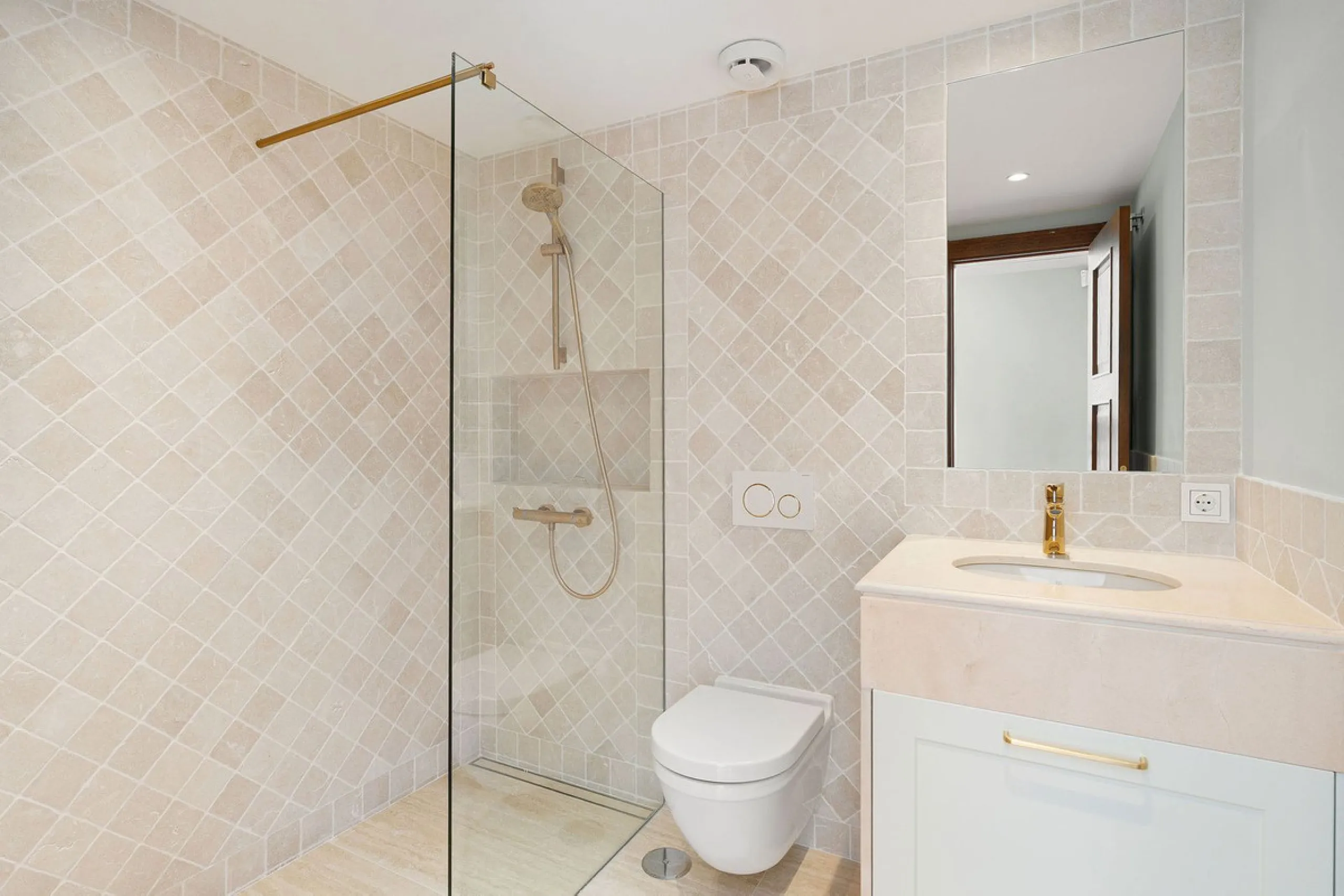 Recently fully renovated to an exceptional standard, this stunning penthouse in Pueblo Arabesque offers a perfect blend of elegance, comfort, and "Al Andaluz" charm. Boasting three spacious bedrooms and three bathrooms—two of which are en-suite—the proper