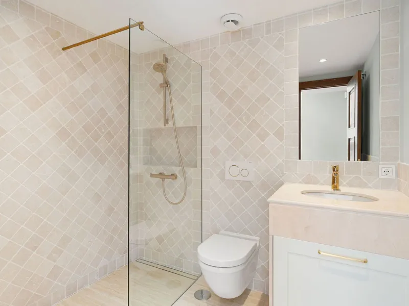 Recently fully renovated to an exceptional standard, this stunning penthouse in Pueblo Arabesque offers a perfect blend of elegance, comfort, and "Al Andaluz" charm. Boasting three spacious bedrooms and three bathrooms—two of which are en-suite—the proper