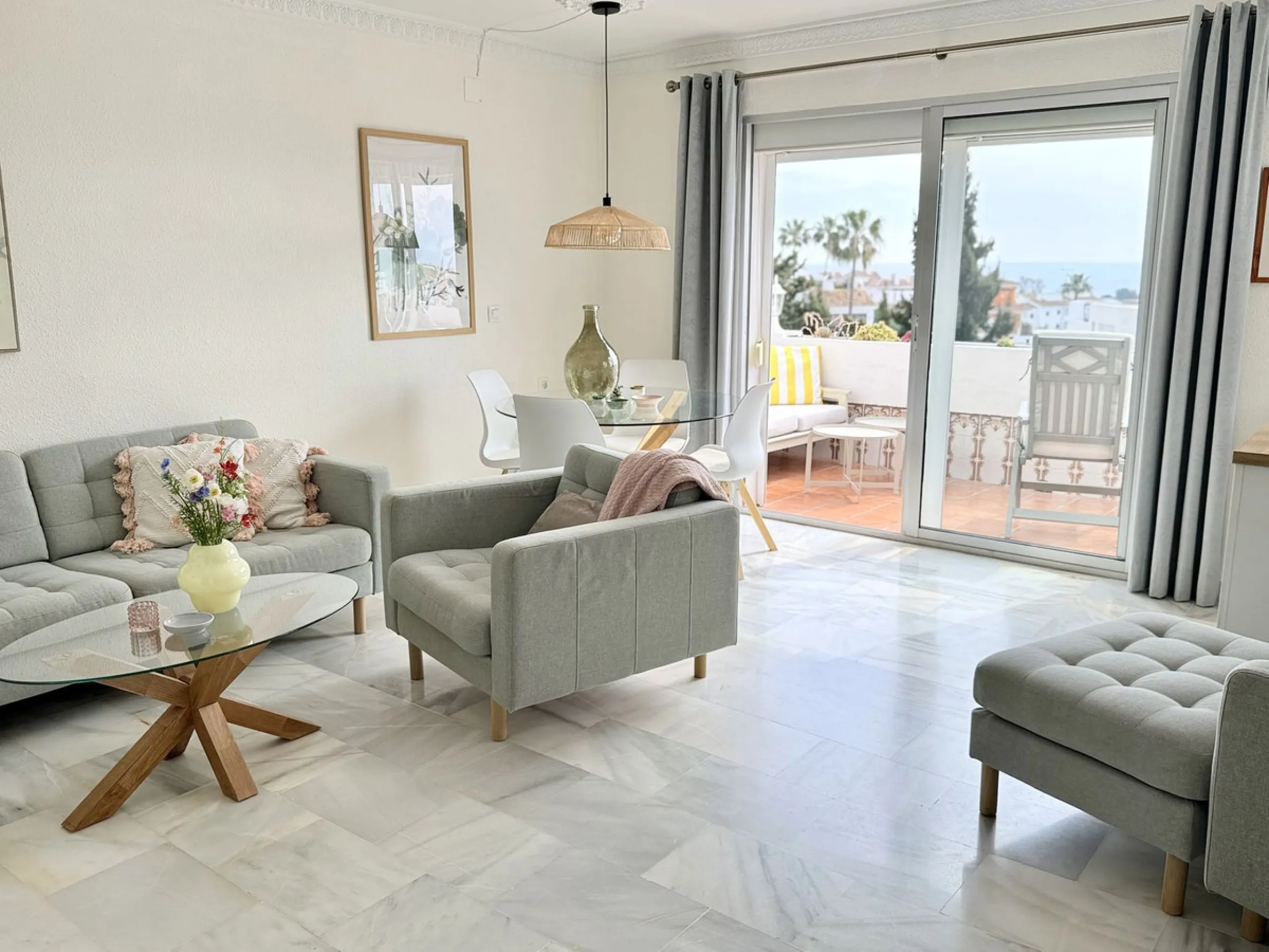 Discover an exceptional opportunity to own a beautiful apartment with sea views in Riviera de Sol.