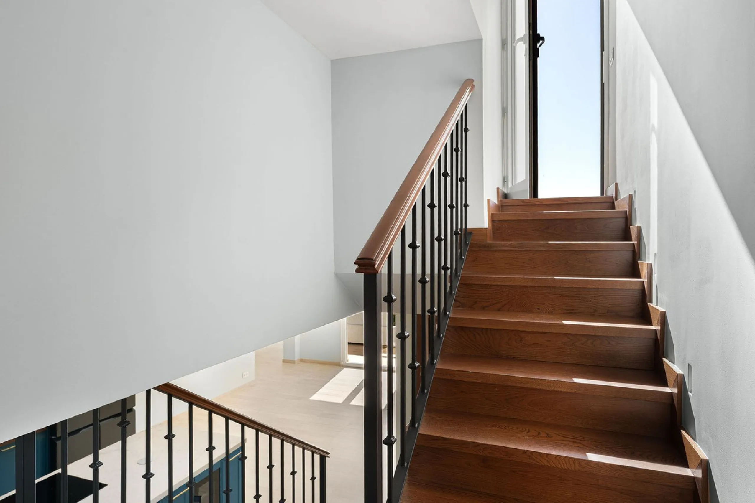 Recently fully renovated to an exceptional standard, this stunning penthouse in Pueblo Arabesque offers a perfect blend of elegance, comfort, and "Al Andaluz" charm. Boasting three spacious bedrooms and three bathrooms—two of which are en-suite—the proper