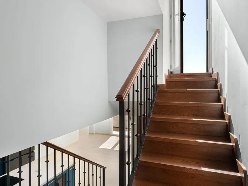 Recently fully renovated to an exceptional standard, this stunning penthouse in Pueblo Arabesque offers a perfect blend of elegance, comfort, and "Al Andaluz" charm. Boasting three spacious bedrooms and three bathrooms—two of which are en-suite—the proper