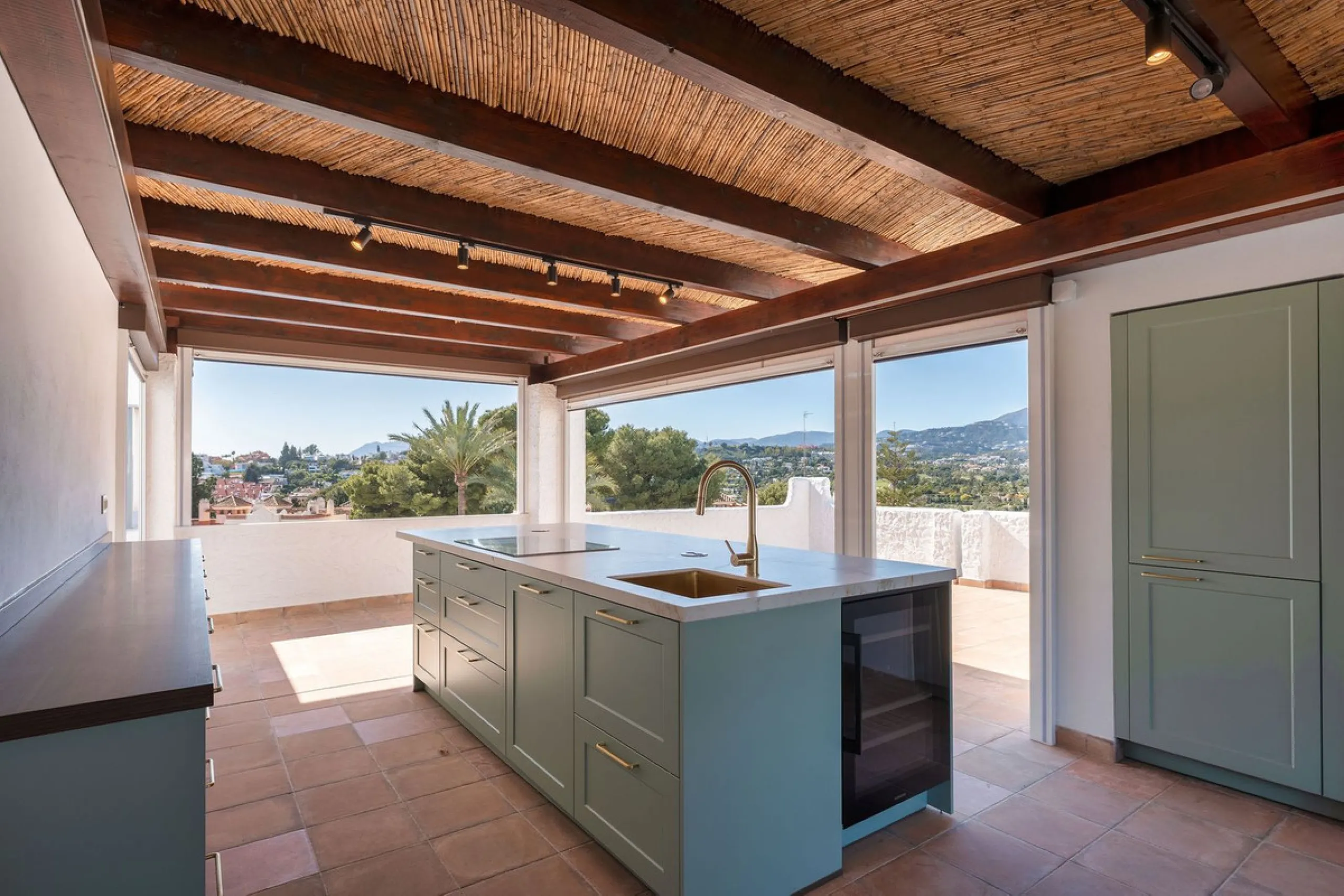 Recently fully renovated to an exceptional standard, this stunning penthouse in Pueblo Arabesque offers a perfect blend of elegance, comfort, and "Al Andaluz" charm. Boasting three spacious bedrooms and three bathrooms—two of which are en-suite—the proper