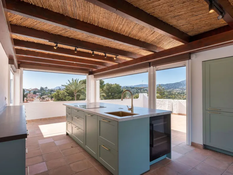 Recently fully renovated to an exceptional standard, this stunning penthouse in Pueblo Arabesque offers a perfect blend of elegance, comfort, and "Al Andaluz" charm. Boasting three spacious bedrooms and three bathrooms—two of which are en-suite—the proper