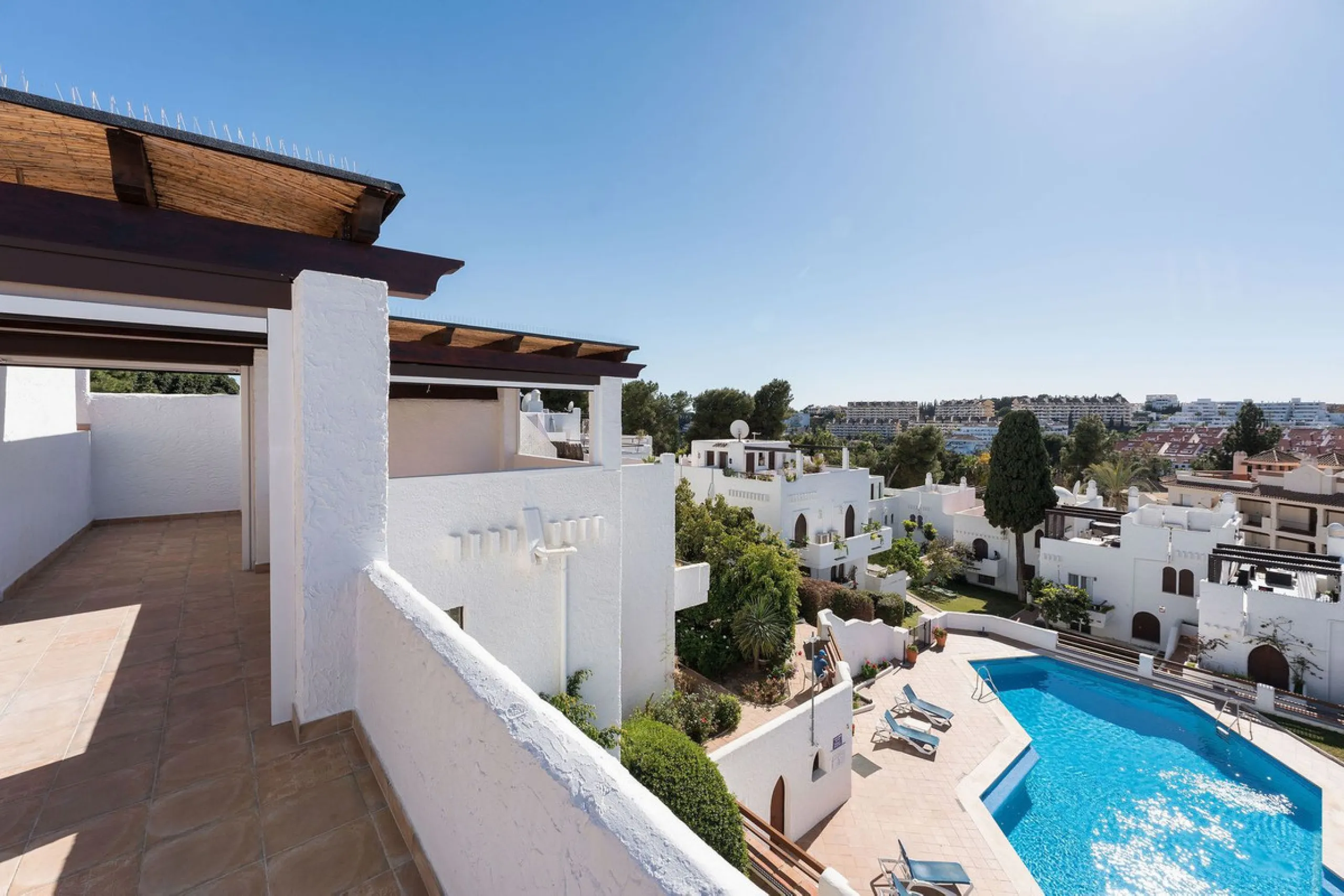 Recently fully renovated to an exceptional standard, this stunning penthouse in Pueblo Arabesque offers a perfect blend of elegance, comfort, and "Al Andaluz" charm. Boasting three spacious bedrooms and three bathrooms—two of which are en-suite—the proper
