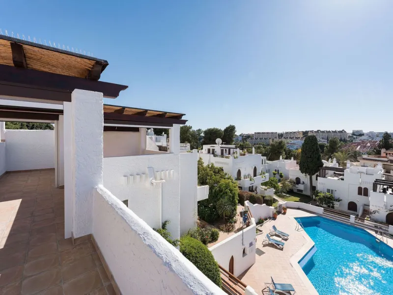 Recently fully renovated to an exceptional standard, this stunning penthouse in Pueblo Arabesque offers a perfect blend of elegance, comfort, and "Al Andaluz" charm. Boasting three spacious bedrooms and three bathrooms—two of which are en-suite—the proper