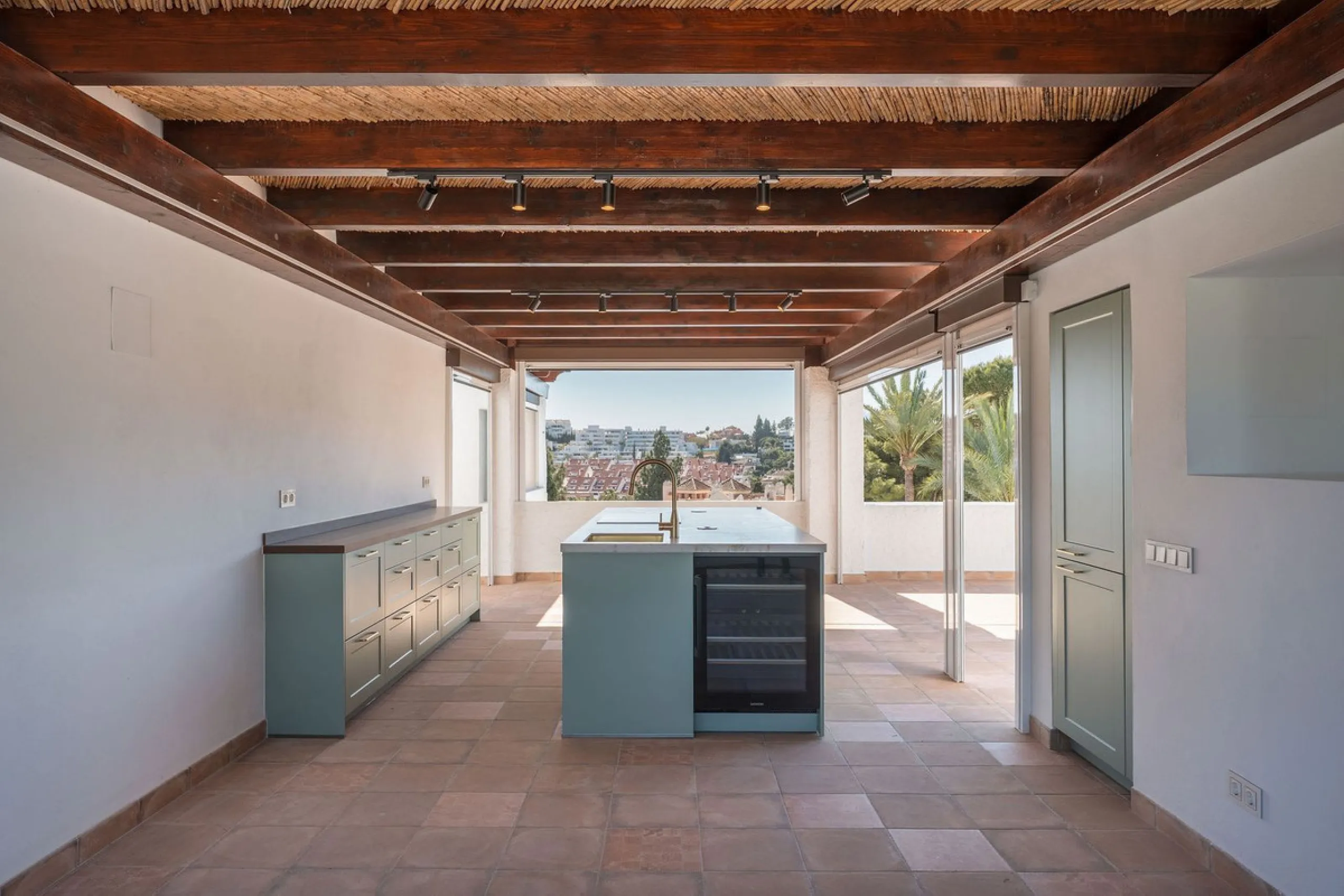 Recently fully renovated to an exceptional standard, this stunning penthouse in Pueblo Arabesque offers a perfect blend of elegance, comfort, and "Al Andaluz" charm. Boasting three spacious bedrooms and three bathrooms—two of which are en-suite—the proper