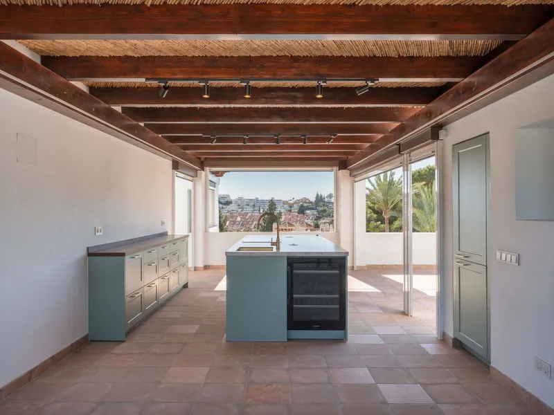 Recently fully renovated to an exceptional standard, this stunning penthouse in Pueblo Arabesque offers a perfect blend of elegance, comfort, and "Al Andaluz" charm. Boasting three spacious bedrooms and three bathrooms—two of which are en-suite—the proper