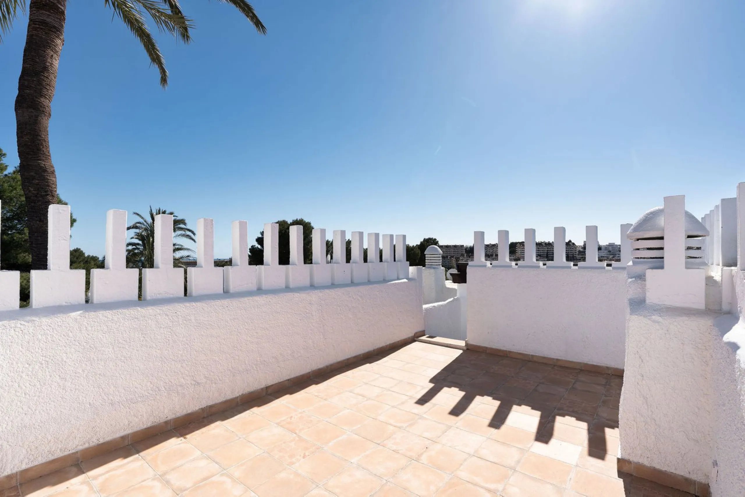 Recently fully renovated to an exceptional standard, this stunning penthouse in Pueblo Arabesque offers a perfect blend of elegance, comfort, and "Al Andaluz" charm. Boasting three spacious bedrooms and three bathrooms—two of which are en-suite—the proper