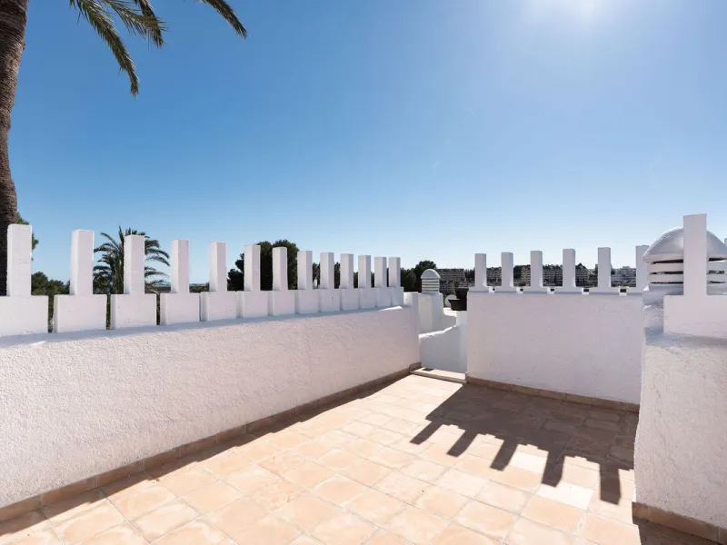 Recently fully renovated to an exceptional standard, this stunning penthouse in Pueblo Arabesque offers a perfect blend of elegance, comfort, and "Al Andaluz" charm. Boasting three spacious bedrooms and three bathrooms—two of which are en-suite—the proper