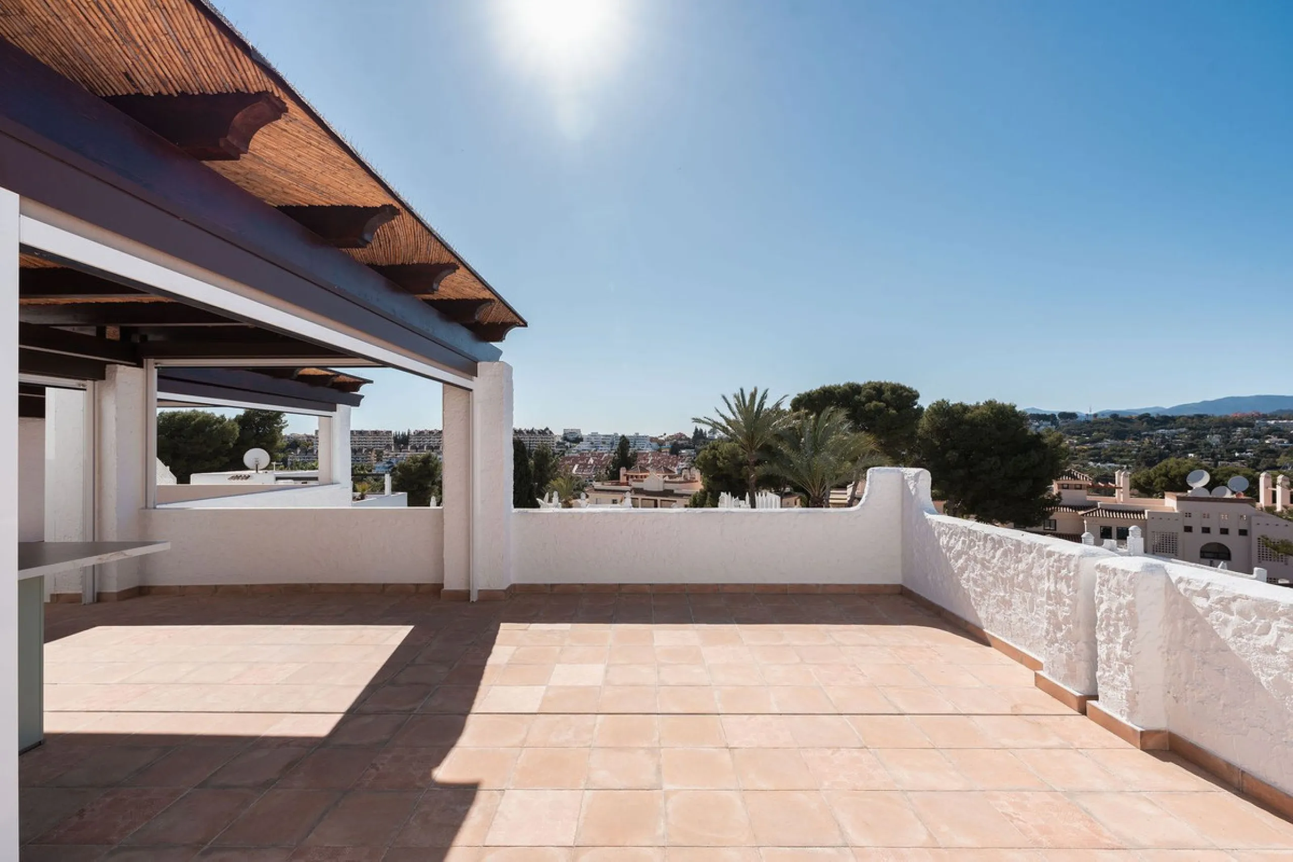 Recently fully renovated to an exceptional standard, this stunning penthouse in Pueblo Arabesque offers a perfect blend of elegance, comfort, and "Al Andaluz" charm. Boasting three spacious bedrooms and three bathrooms—two of which are en-suite—the proper