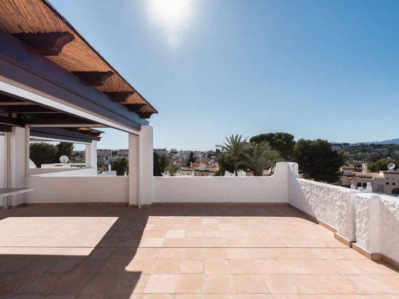 Recently fully renovated to an exceptional standard, this stunning penthouse in Pueblo Arabesque offers a perfect blend of elegance, comfort, and "Al Andaluz" charm. Boasting three spacious bedrooms and three bathrooms—two of which are en-suite—the proper
