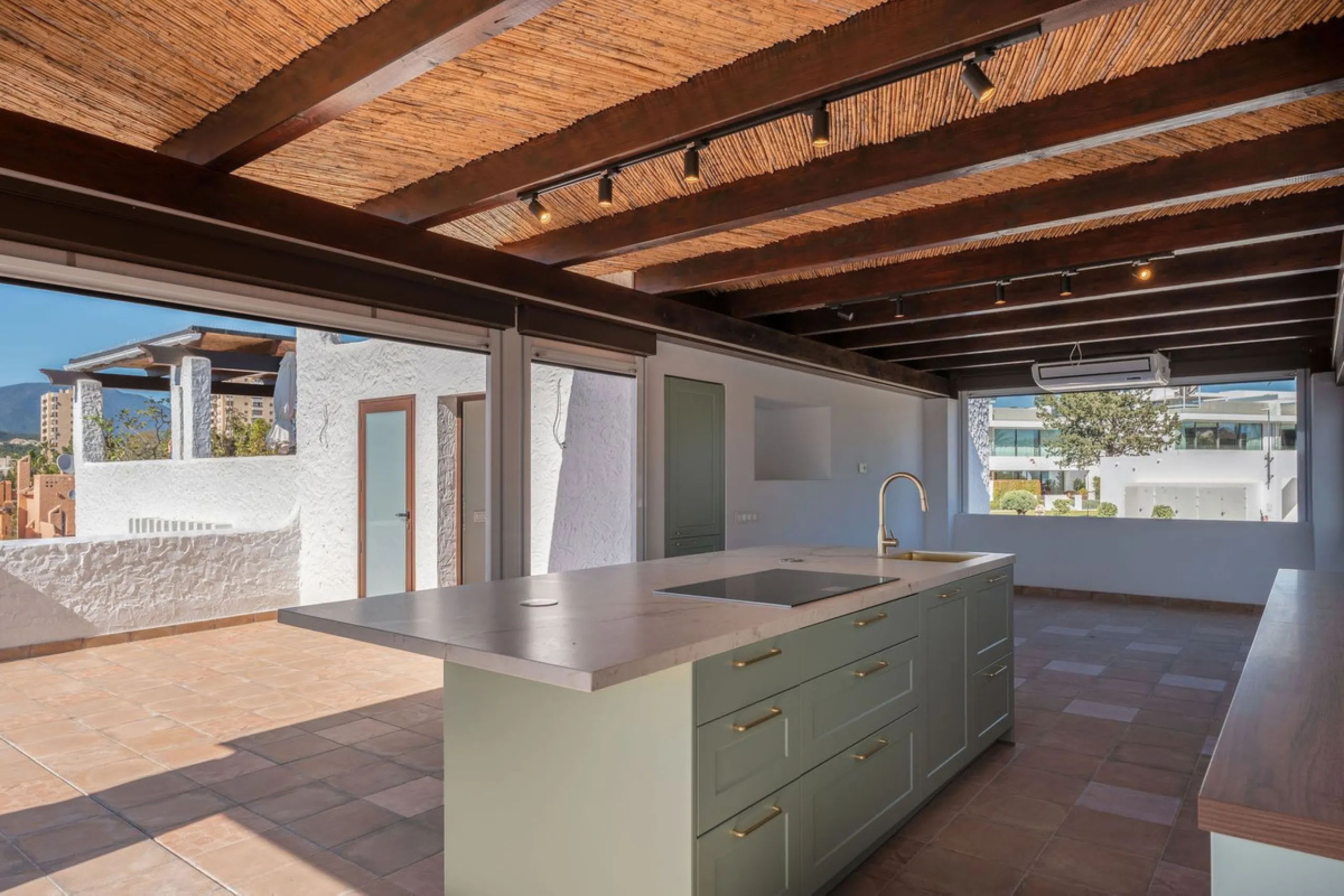 Recently fully renovated to an exceptional standard, this stunning penthouse in Pueblo Arabesque offers a perfect blend of elegance, comfort, and "Al Andaluz" charm. Boasting three spacious bedrooms and three bathrooms—two of which are en-suite—the proper