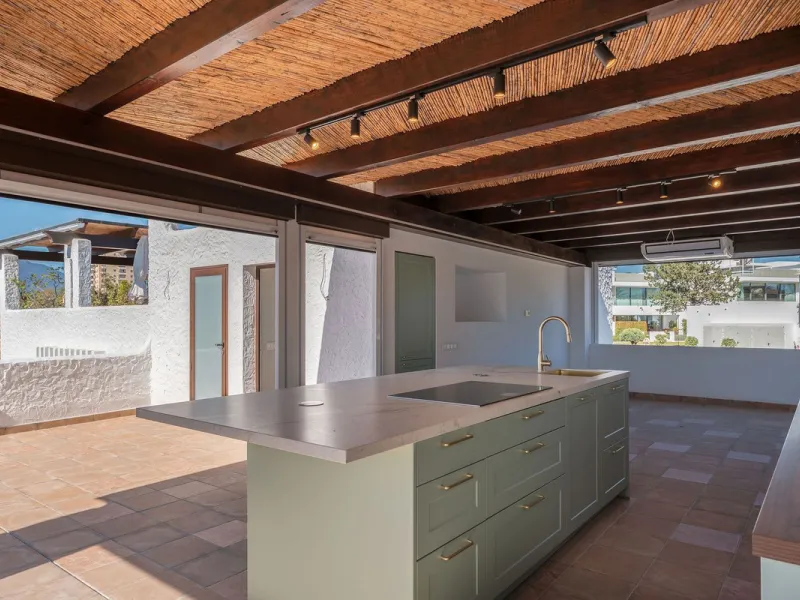 Recently fully renovated to an exceptional standard, this stunning penthouse in Pueblo Arabesque offers a perfect blend of elegance, comfort, and "Al Andaluz" charm. Boasting three spacious bedrooms and three bathrooms—two of which are en-suite—the proper