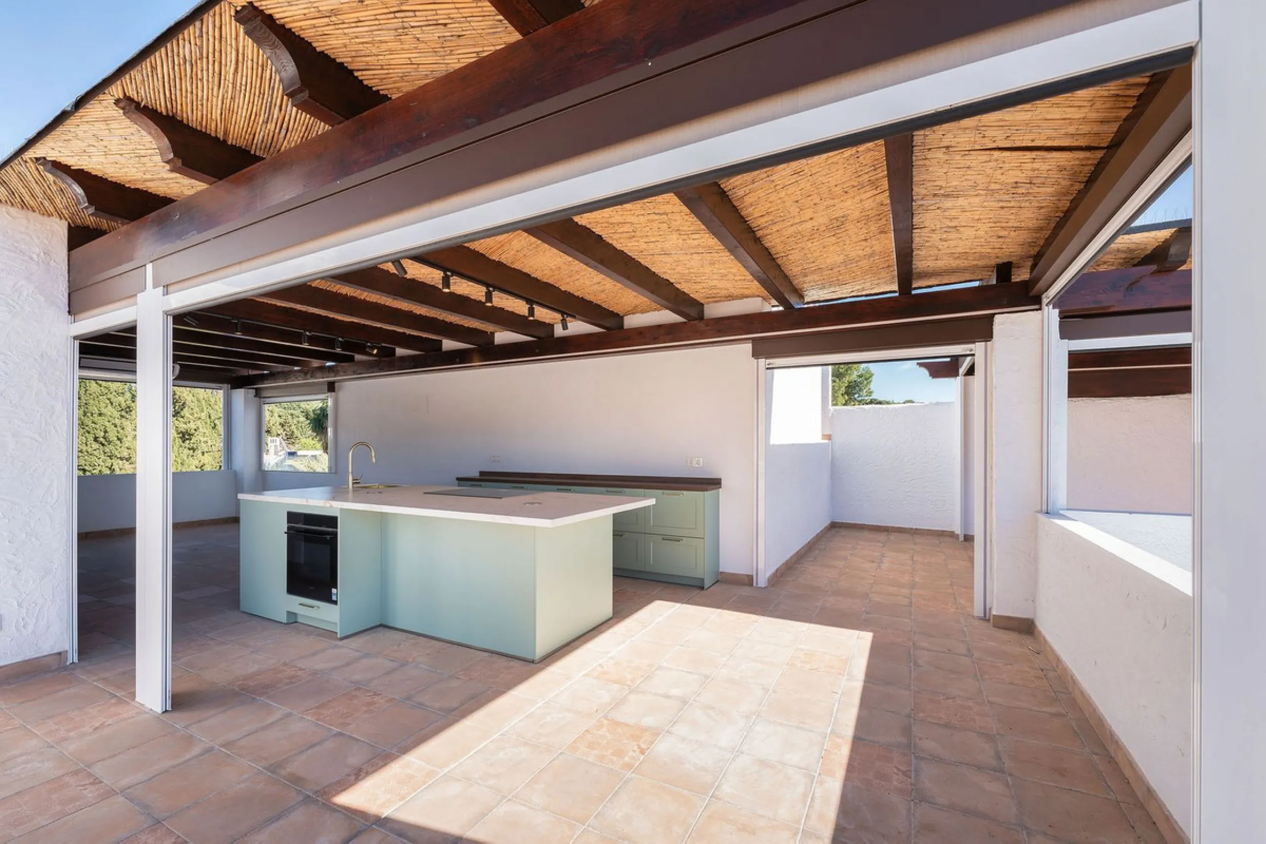 Recently fully renovated to an exceptional standard, this stunning penthouse in Pueblo Arabesque offers a perfect blend of elegance, comfort, and "Al Andaluz" charm. Boasting three spacious bedrooms and three bathrooms—two of which are en-suite—the proper