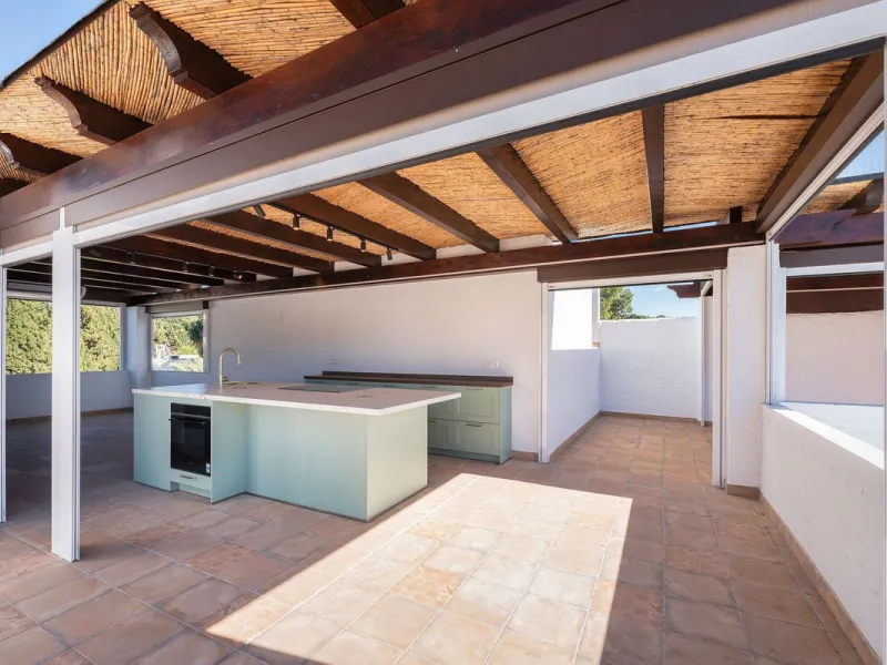 Recently fully renovated to an exceptional standard, this stunning penthouse in Pueblo Arabesque offers a perfect blend of elegance, comfort, and "Al Andaluz" charm. Boasting three spacious bedrooms and three bathrooms—two of which are en-suite—the proper