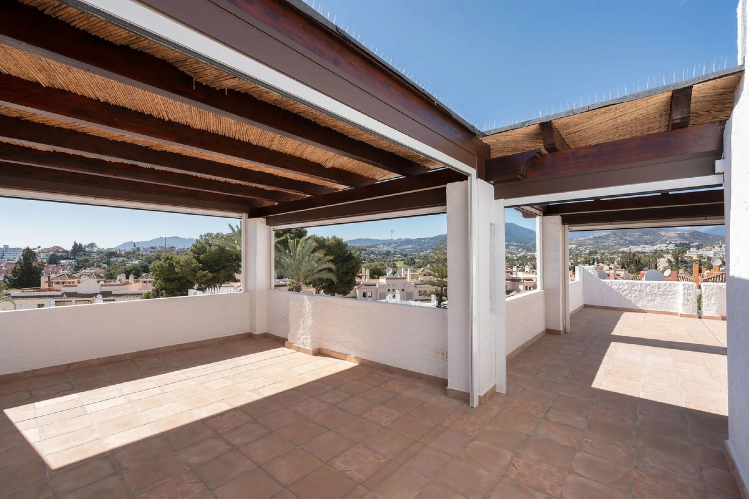 Recently fully renovated to an exceptional standard, this stunning penthouse in Pueblo Arabesque offers a perfect blend of elegance, comfort, and "Al Andaluz" charm. Boasting three spacious bedrooms and three bathrooms—two of which are en-suite—the proper