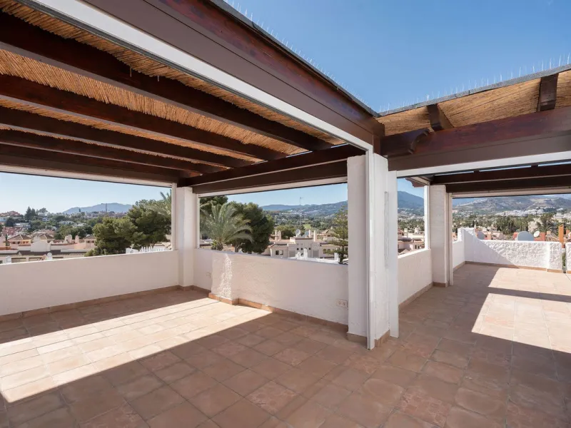 Recently fully renovated to an exceptional standard, this stunning penthouse in Pueblo Arabesque offers a perfect blend of elegance, comfort, and "Al Andaluz" charm. Boasting three spacious bedrooms and three bathrooms—two of which are en-suite—the proper