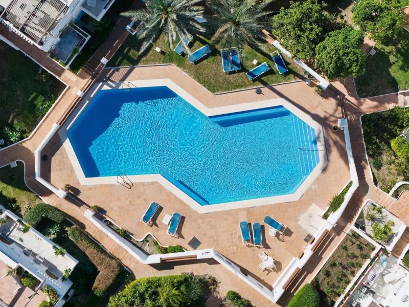 Recently fully renovated to an exceptional standard, this stunning penthouse in Pueblo Arabesque offers a perfect blend of elegance, comfort, and "Al Andaluz" charm. Boasting three spacious bedrooms and three bathrooms—two of which are en-suite—the proper
