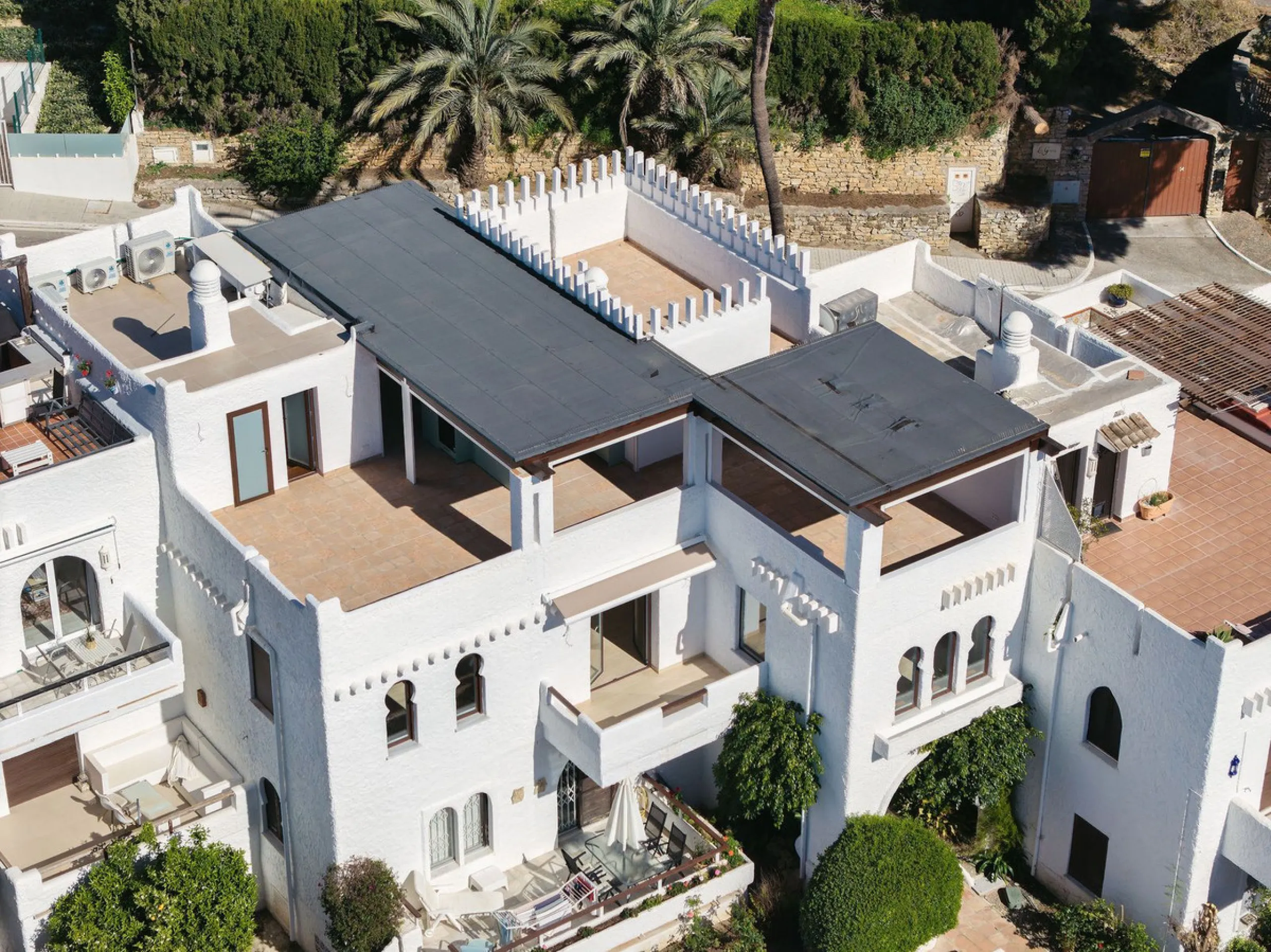 Recently fully renovated to an exceptional standard, this stunning penthouse in Pueblo Arabesque offers a perfect blend of elegance, comfort, and "Al Andaluz" charm. Boasting three spacious bedrooms and three bathrooms—two of which are en-suite—the proper