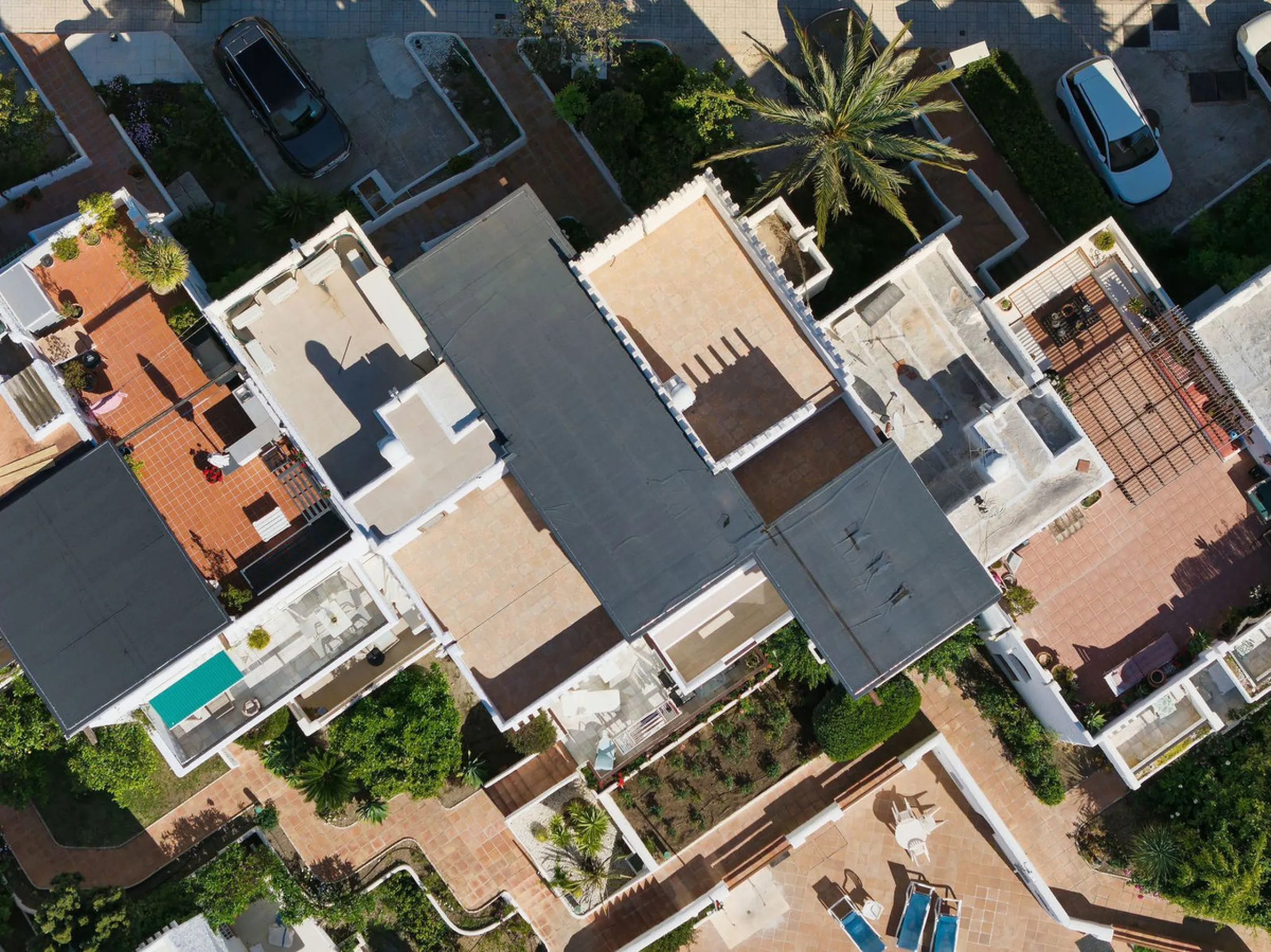 Recently fully renovated to an exceptional standard, this stunning penthouse in Pueblo Arabesque offers a perfect blend of elegance, comfort, and "Al Andaluz" charm. Boasting three spacious bedrooms and three bathrooms—two of which are en-suite—the proper