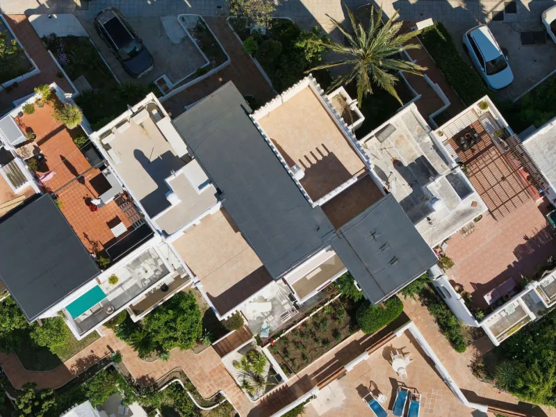 Recently fully renovated to an exceptional standard, this stunning penthouse in Pueblo Arabesque offers a perfect blend of elegance, comfort, and "Al Andaluz" charm. Boasting three spacious bedrooms and three bathrooms—two of which are en-suite—the proper