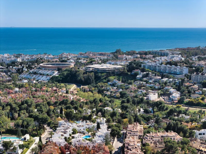 Recently fully renovated to an exceptional standard, this stunning penthouse in Pueblo Arabesque offers a perfect blend of elegance, comfort, and "Al Andaluz" charm. Boasting three spacious bedrooms and three bathrooms—two of which are en-suite—the proper