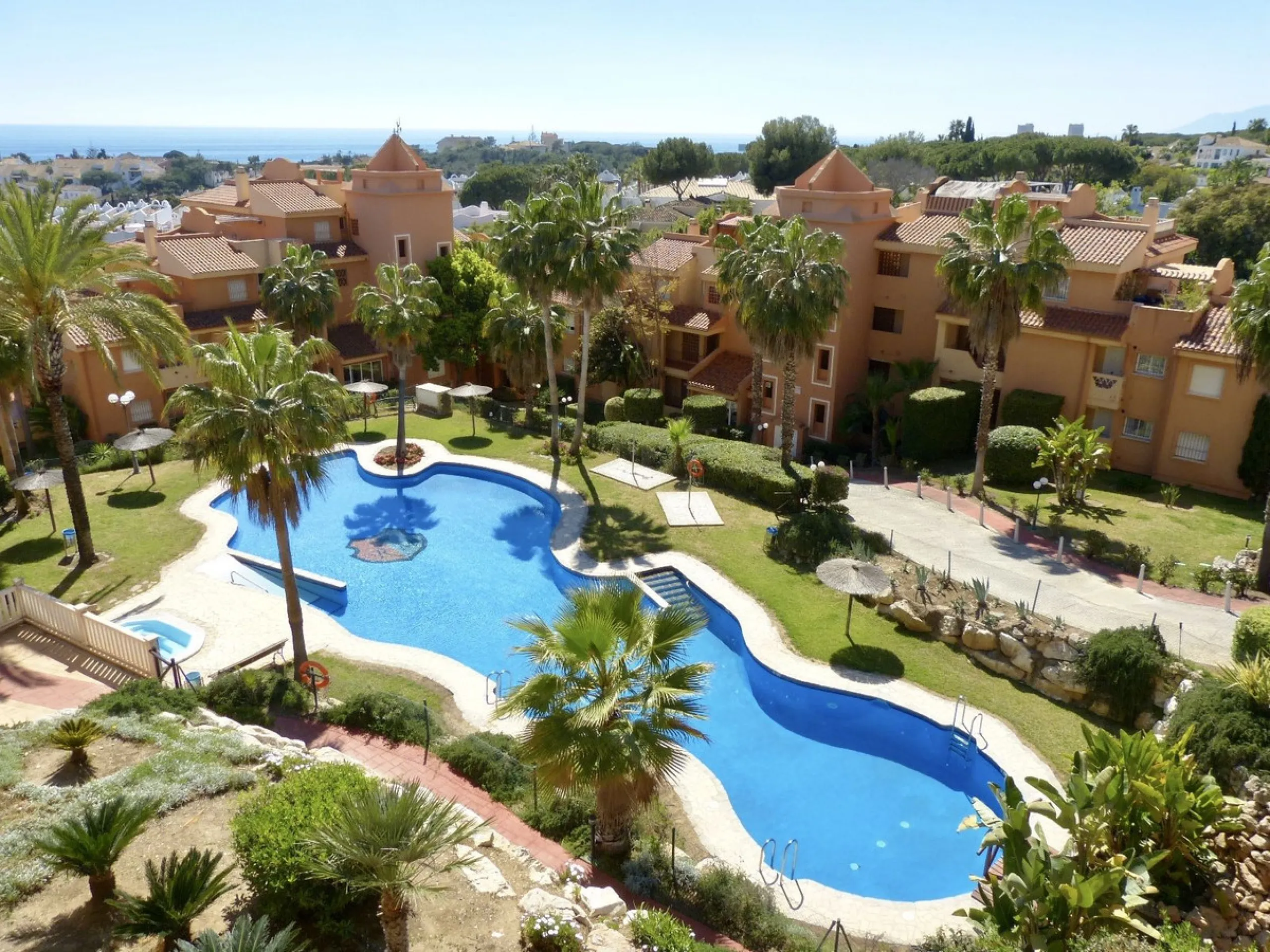 Opportunity! A mid-floor apartment in Urb. Amatista, lower La Reserva de Marbella for sale from the original owners since new in the year 2000. Great location and lovely, open views.