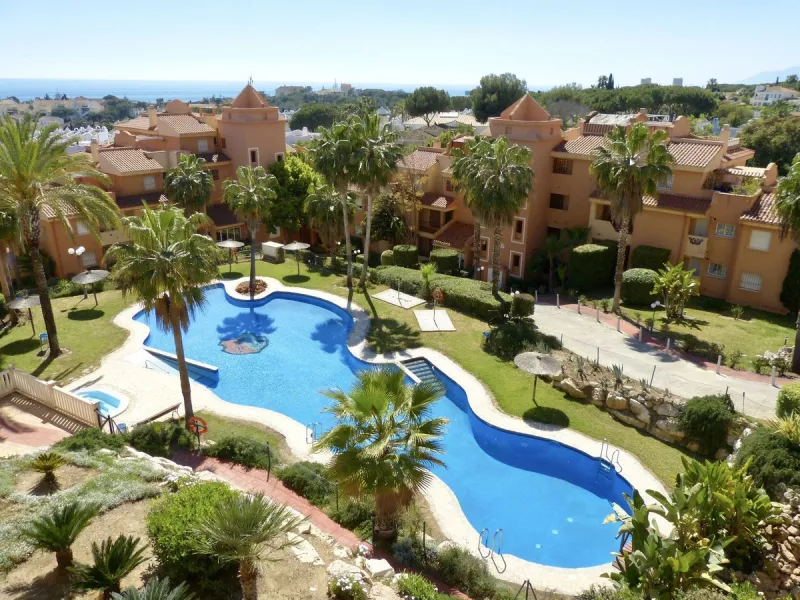 Opportunity! A mid-floor apartment in Urb. Amatista, lower La Reserva de Marbella for sale from the original owners since new in the year 2000. Great location and lovely, open views.