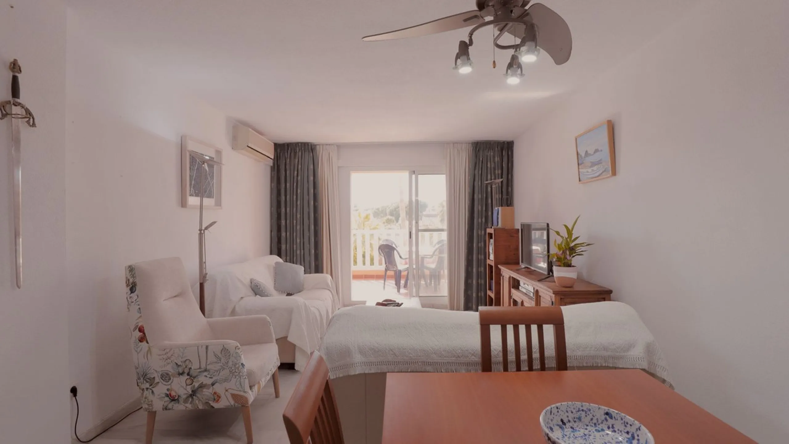 Opportunity! A mid-floor apartment in Urb. Amatista, lower La Reserva de Marbella for sale from the original owners since new in the year 2000. Great location and lovely, open views.
