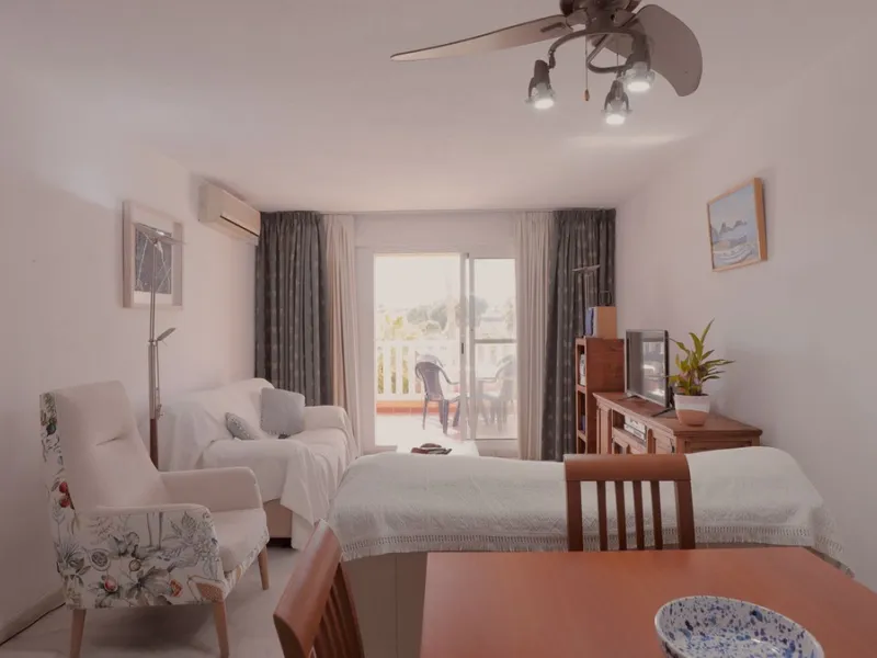 Opportunity! A mid-floor apartment in Urb. Amatista, lower La Reserva de Marbella for sale from the original owners since new in the year 2000. Great location and lovely, open views.
