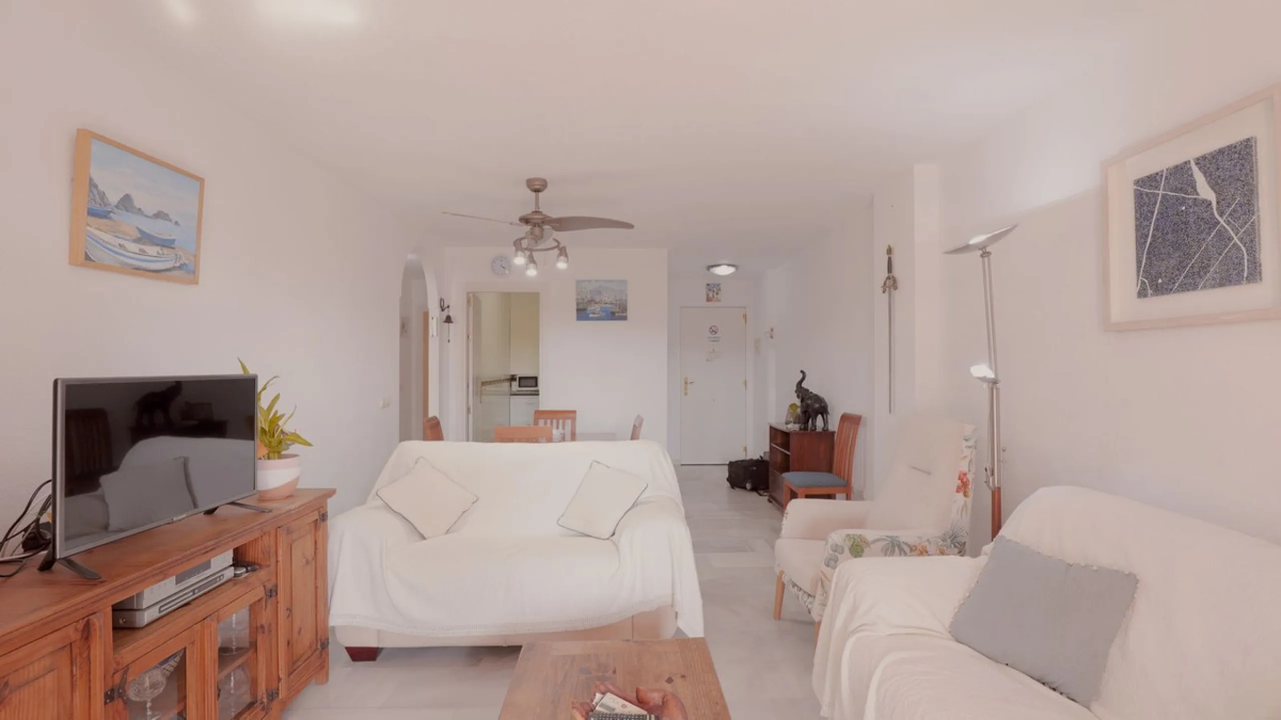 Opportunity! A mid-floor apartment in Urb. Amatista, lower La Reserva de Marbella for sale from the original owners since new in the year 2000. Great location and lovely, open views.