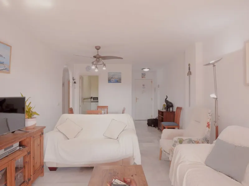 Opportunity! A mid-floor apartment in Urb. Amatista, lower La Reserva de Marbella for sale from the original owners since new in the year 2000. Great location and lovely, open views.