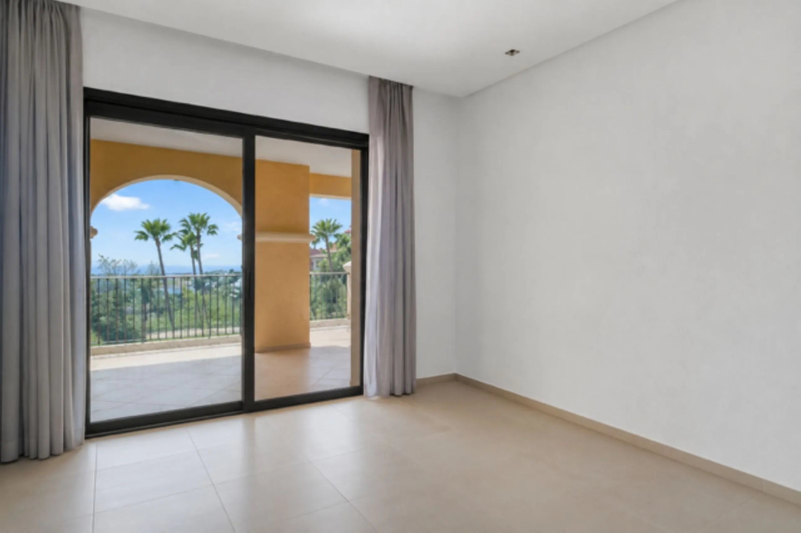Apartment - Ground Floor Apartment в продаже в Benahavís, Málaga. В доме 2 спален и 2 ванных комнат. Площадь дома 142 м²