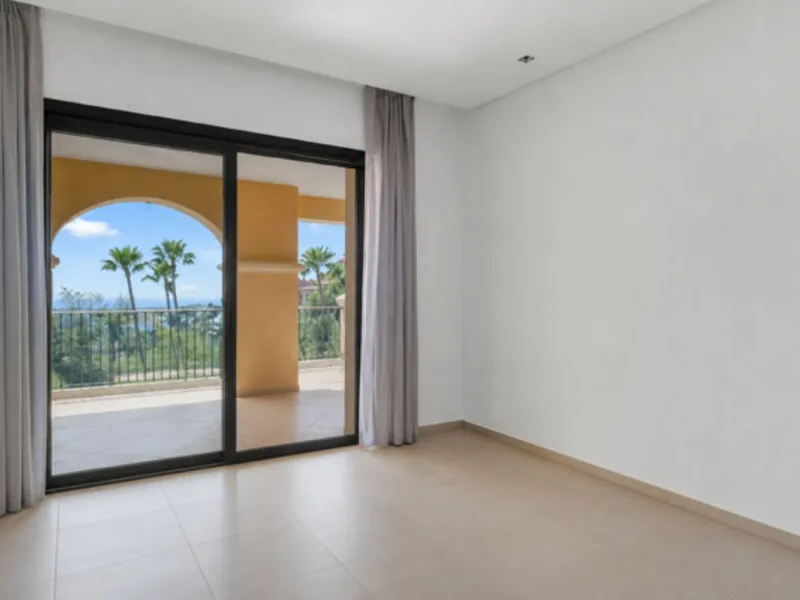 Apartment - Ground Floor Apartment в продаже в Benahavís, Málaga. В доме 2 спален и 2 ванных комнат. Площадь дома 142 м²