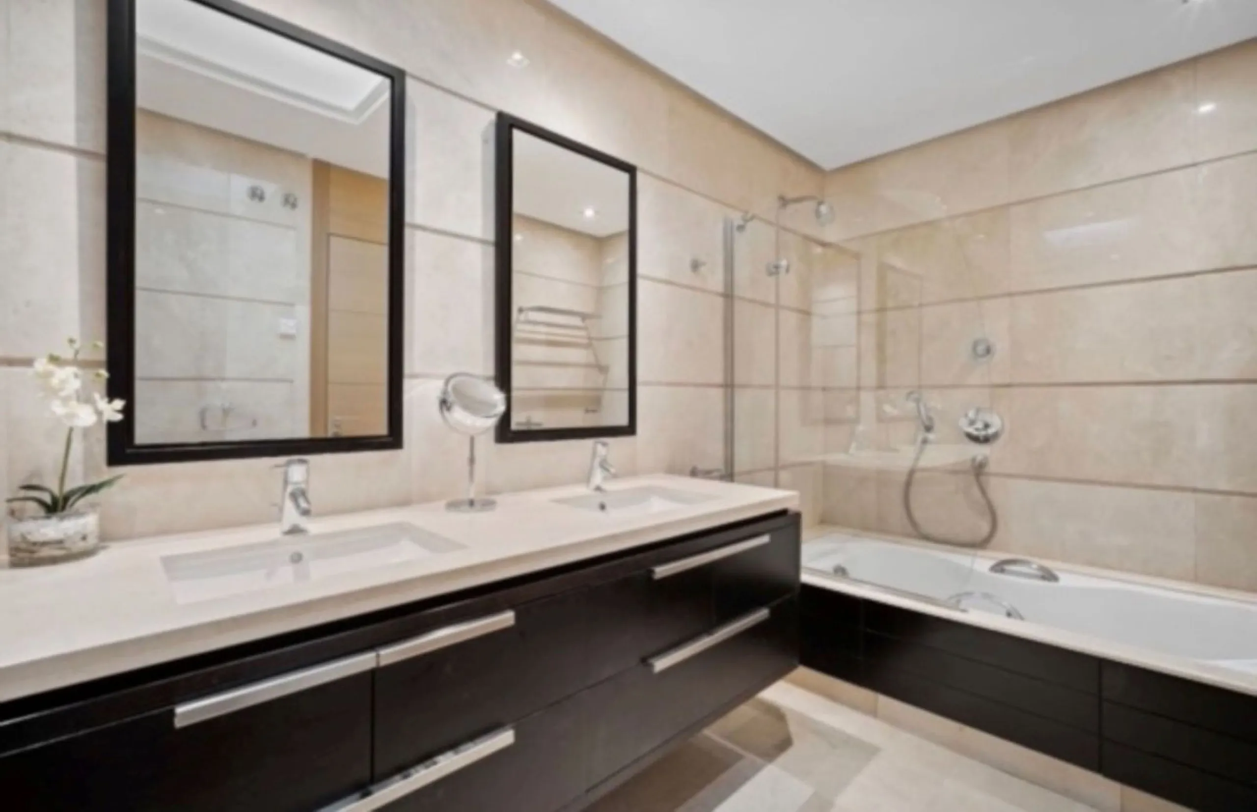 Apartment - Ground Floor Apartment в продаже в Benahavís, Málaga. В доме 2 спален и 2 ванных комнат. Площадь дома 142 м²