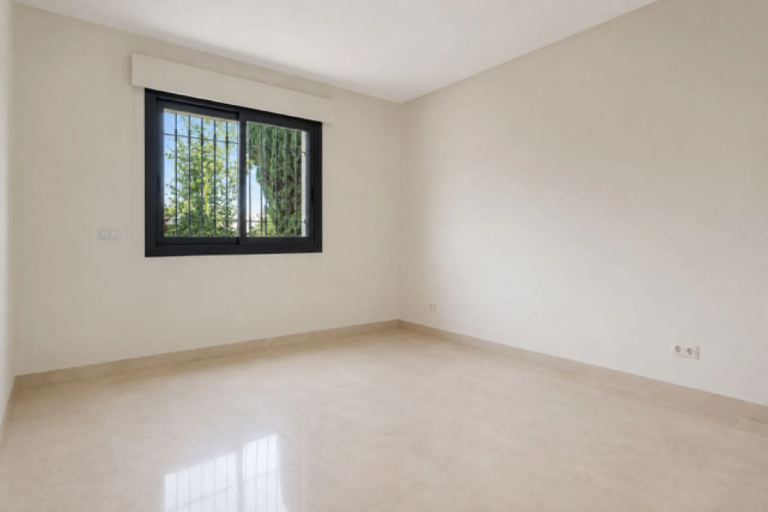 Apartment - Ground Floor Apartment в продаже в Benahavís, Málaga. В доме 2 спален и 2 ванных комнат. Площадь дома 142 м²