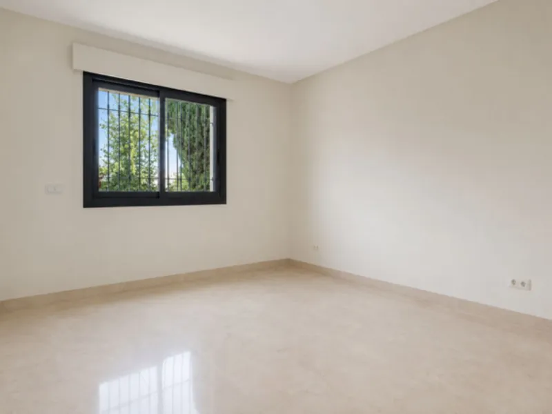 Apartment - Ground Floor Apartment в продаже в Benahavís, Málaga. В доме 2 спален и 2 ванных комнат. Площадь дома 142 м²