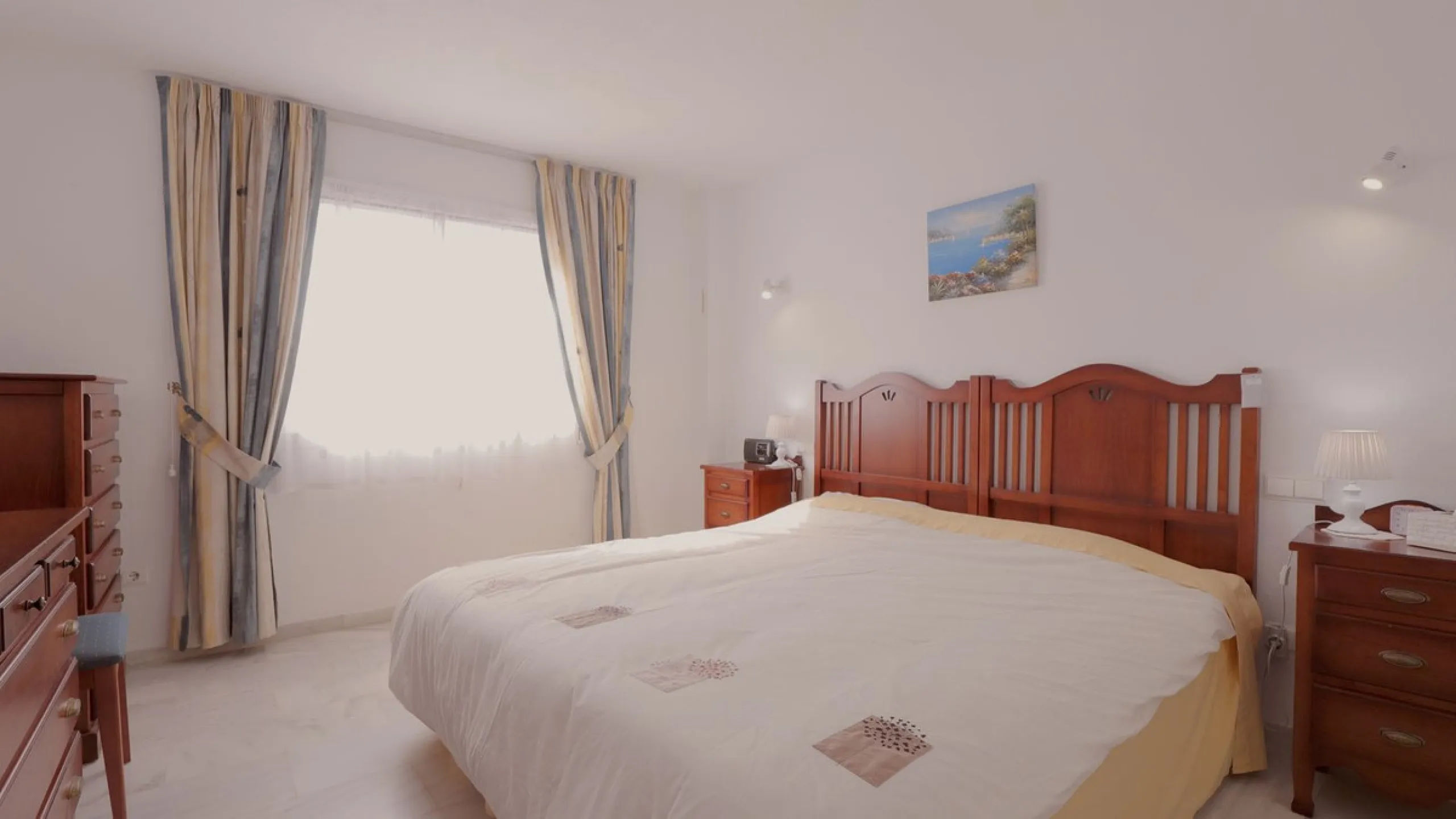 Opportunity! A mid-floor apartment in Urb. Amatista, lower La Reserva de Marbella for sale from the original owners since new in the year 2000. Great location and lovely, open views.