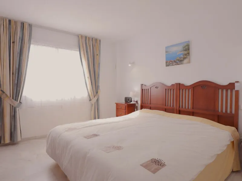 Opportunity! A mid-floor apartment in Urb. Amatista, lower La Reserva de Marbella for sale from the original owners since new in the year 2000. Great location and lovely, open views.