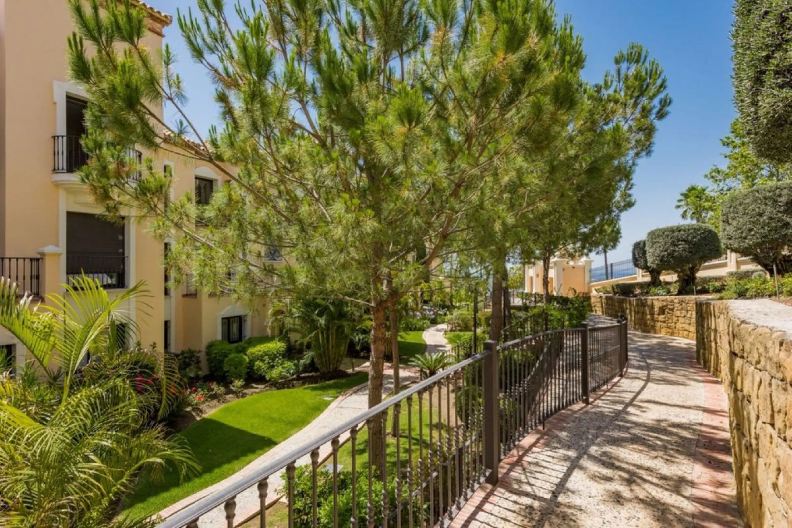 Apartment - Ground Floor Apartment в продаже в Benahavís, Málaga. В доме 2 спален и 2 ванных комнат. Площадь дома 142 м²