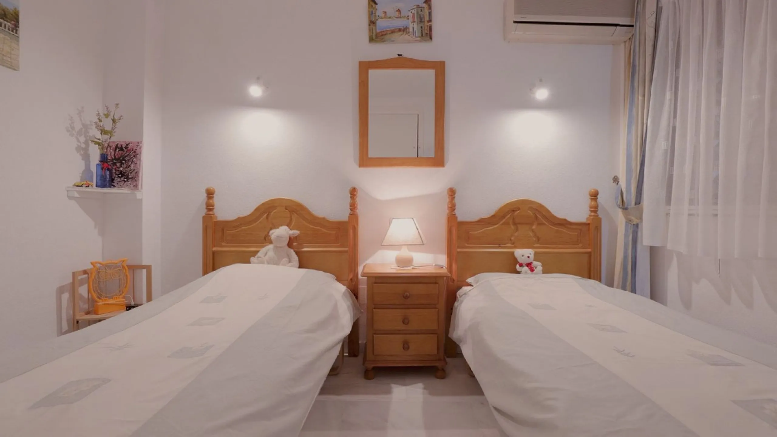 Opportunity! A mid-floor apartment in Urb. Amatista, lower La Reserva de Marbella for sale from the original owners since new in the year 2000. Great location and lovely, open views.